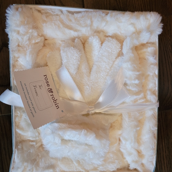 Scarf and Glove set, NWT in gift box. Great Christmas gift. - Picture 2 of 2